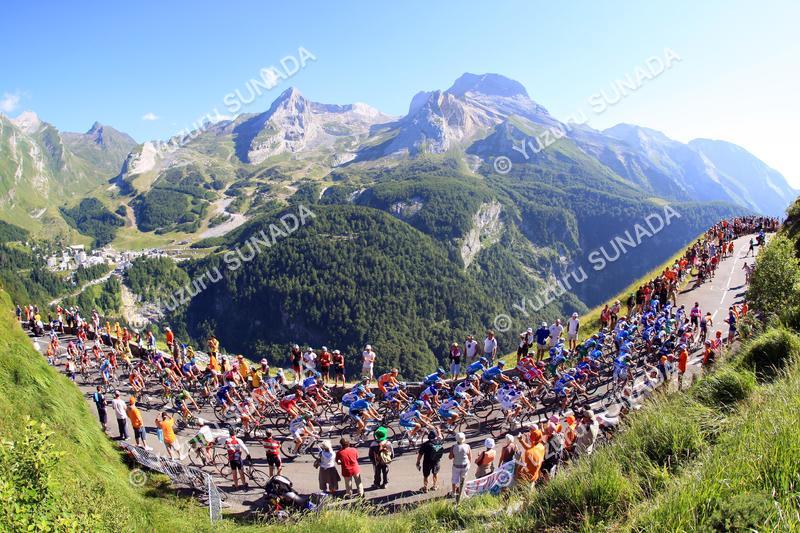 Peloton on Col d'Aubisque003p.jpg